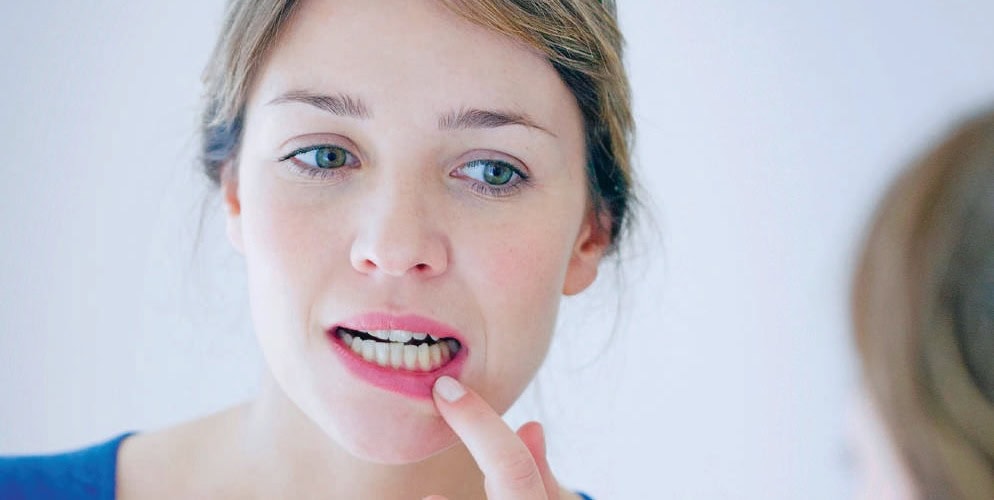 Tension ou infection dentaire chez une femme préoccupée, consultation chez un dentiste, problème buccal, douleur dentaire, soins dentaires, santé bucco-dentaire, symptômes dentaires.