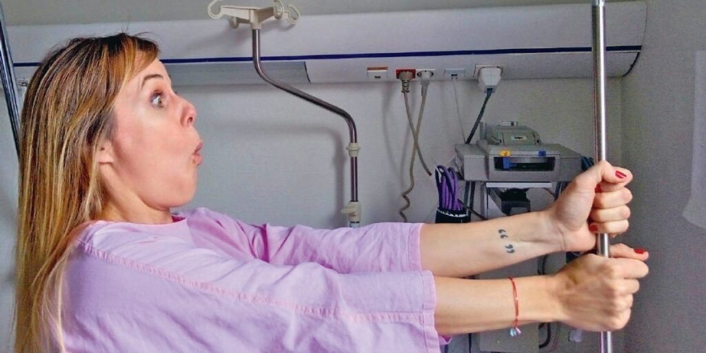 Santé, femme en chambre d'hôpital tirant sur une barre de lit, état de santé, soin médical, confort hospitalier, bien-être du patient, environnement médical, soins infirmiers, récupération, confort hospitalier, rétablissement.