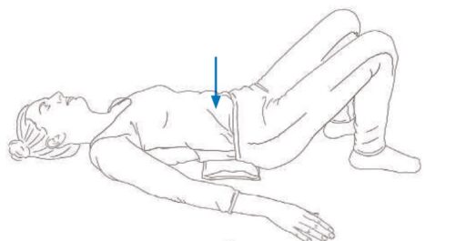 Illustration d'une femme allongée effectuant une auto-massage abdominal pour soulager les troubles digestifs.