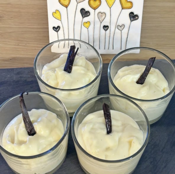 Bougie parfumée artisanale à la vanille et lavande, idéale pour créer une ambiance relaxante dans votre intérieur. Parfaite pour une décoration chaleureuse et apaisante.