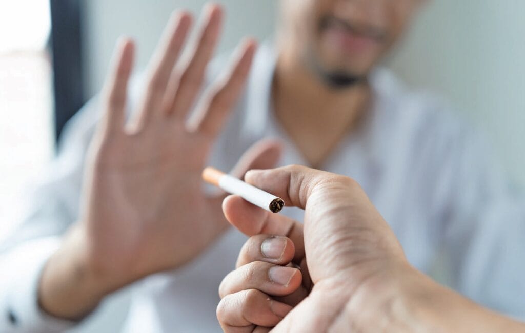 Image illustrant une personne refusant une cigarette, symbolisant l'arrêt du tabac et la volonté de cesser de fumer pour améliorer sa santé.