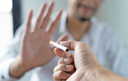 Image illustrant une personne refusant une cigarette, symbolisant l'arrêt du tabac et la volonté de cesser de fumer pour améliorer sa santé.