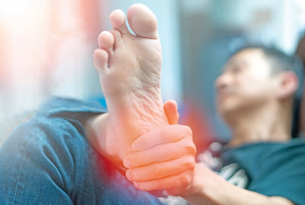 Une personne subit un massage cardiaque pour la réanimation.