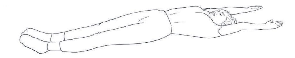 Saine femme allongée faisant des exercices de relaxation ou de stretching pour améliorer la flexibilité et la détente musculaire.