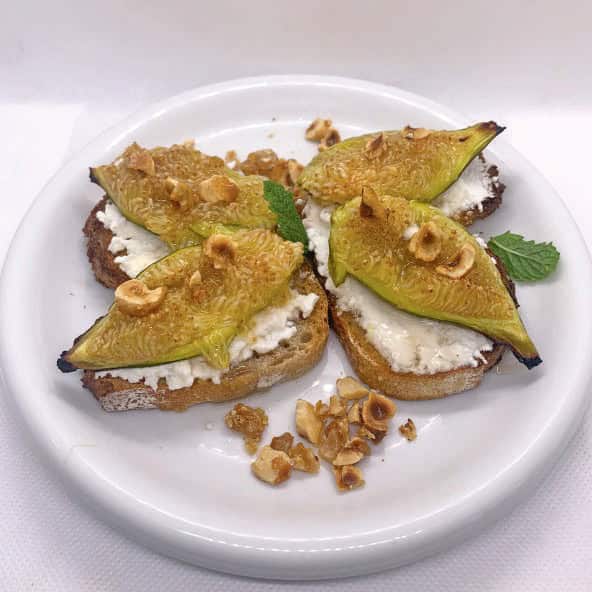 Figues rôties au miel, ricotta et noisettes