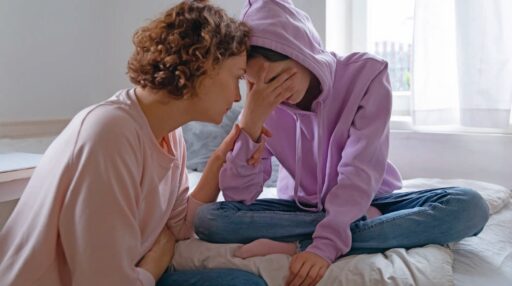 Souffrance psychologique, soutien émotionnel, amie réconfortante, crise émotionnelle, écoute empathique, santé mentale, soutien moral, relation d'amitié, bien-être mental, accompagnement psychologique.