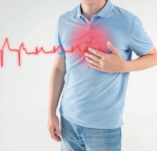 Homme en polo bleu ressentant une douleur thoracique avec une représentation graphique d'un électrocardiogramme rouge.