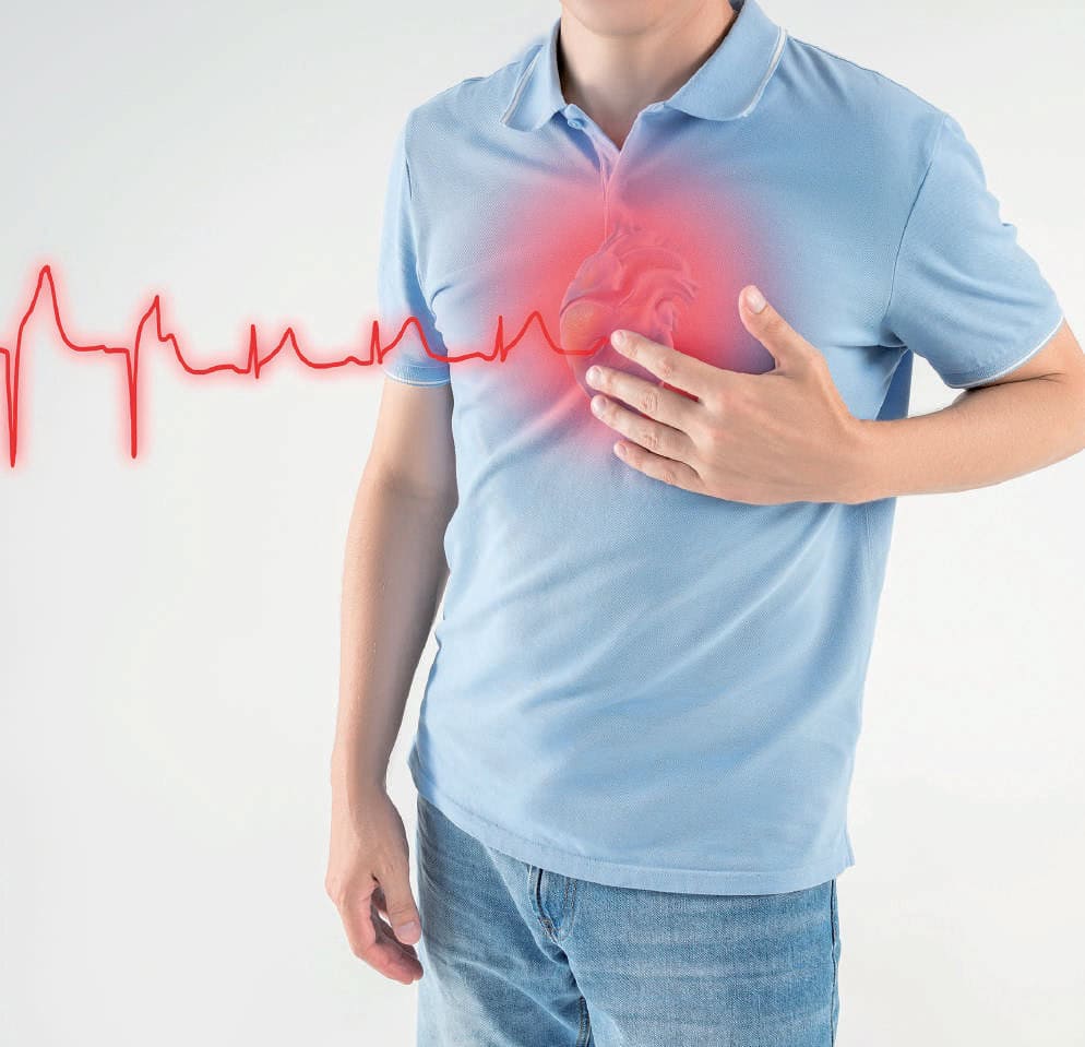 Homme en polo bleu ressentant une douleur thoracique avec une représentation graphique d'un électrocardiogramme rouge.