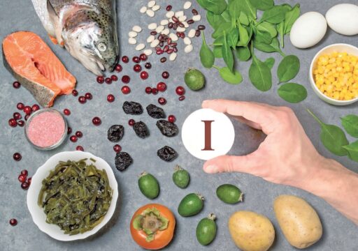 Assortiment d'aliments sains incluant poisson, légumes, œufs, fruits, superaliments et compléments pour une alimentation équilibrée et riche en nutriments.