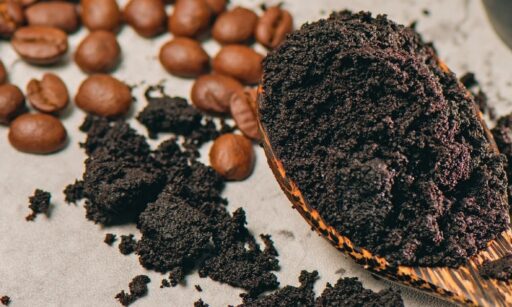 Poudre de café et grains de café sur une table, concept de café torréfié.