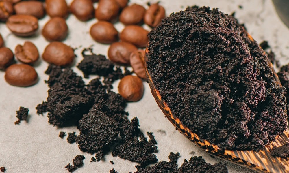 Poudre de café et grains de café sur une table, concept de café torréfié.