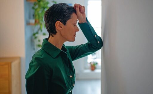 Syndrome de fatigue chez la femme, isolement ou burn-out, stress chronique et épuisement mental. Identification et traitements pour retrouver équilibre et bien-être.