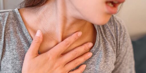 Trouble de la gorge, problème respiratoire ou douleur thoracique, conseils santé, reconversion professionnelle en médecine, blog santé, astuces pour soulager les maux de gorge, prévention et soins naturels.