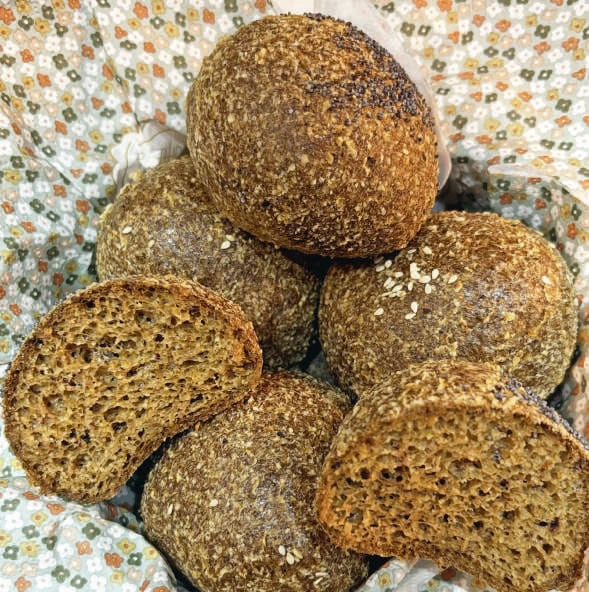 Pains bio riches en fibres, parfaits pour une alimentation saine et équilibrée.