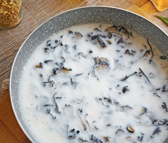 Potion de plantes médicinales infusées dans une casserole, remède naturel, santé, bien-être, detox, infusion d'herbes médicinales, remède naturel pour la santé, phytothérapie, infusion detox, soins naturels, médecine douce, remède santé maison.