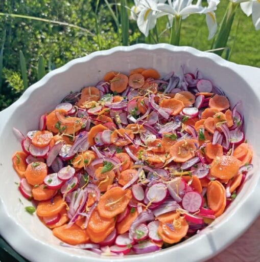 Salade colorée de radis et carottes tranchés, idéale pour une alimentation saine et équilibrée. Parfaite pour accompagner vos repas ou comme entrée rafraîchissante.