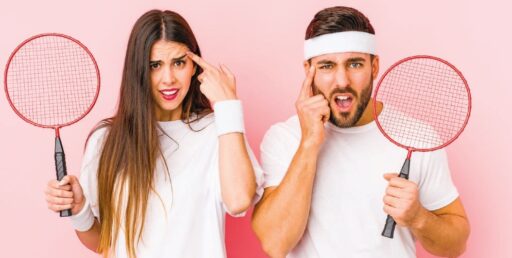 Joueurs de tennis perplexes, défiant la fatigue et la chaleur lors d'un match, portant des tenues sportives blanches et tenant des raquettes de tennis contre un fond rose pastel.